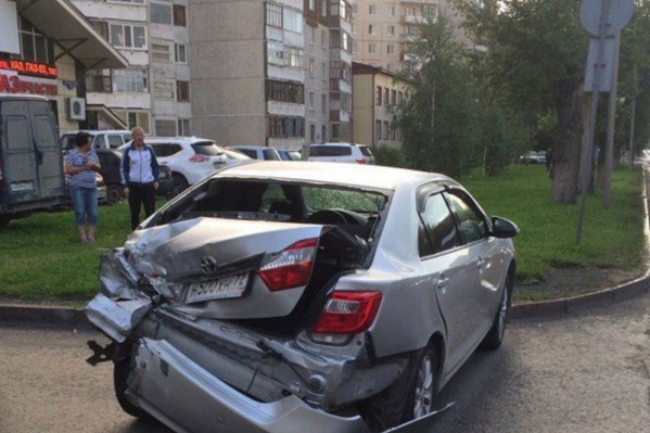 От удара Toyota отлетела на припаркованный автомобиль KIA От удара Toyota отлетела на припаркованный автомобиль KIA