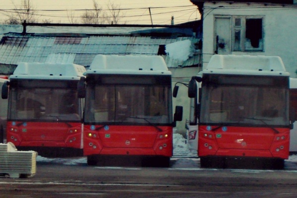 Красные автобусы, работающие на природном газе. Фото сделано на улице Дамбовской Красные автобусы, работающие на природном газе. Фото сделано на улице Дамбовской
