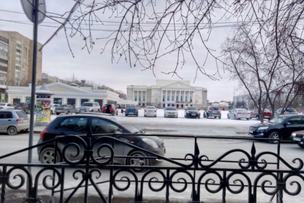 Тюменские водители паркуются прямо на пешеходной зоне площади 400-летия Тюменские водители паркуются прямо на пешеходной зоне площади 400-летия
