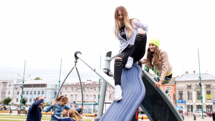 Закружило в гигантском вантузе: тест-драйв детской площадки на площади Юности