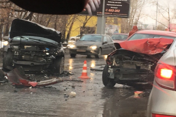 После аварии машинам потребуется серьезный ремонт После аварии машинам потребуется серьезный ремонт