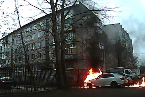 В результате поджога машина серьезно пострадала В результате поджога машина серьезно пострадала