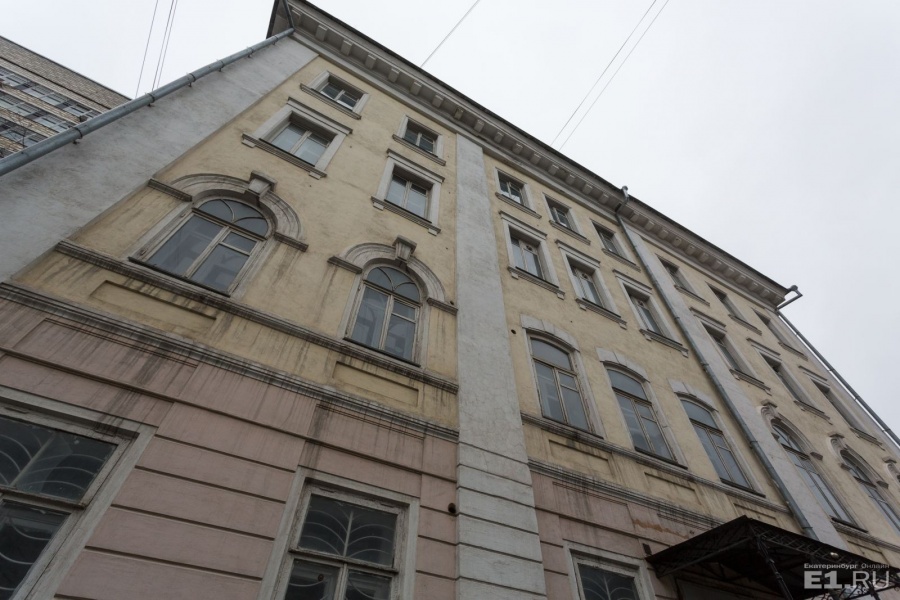 Раньше это была двухэтажная усадьба, позже к ней пристроили ещё два этажа.
Раньше это была двухэтажная усадьба, позже к ней пристроили ещё два этажа.