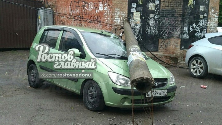 Недоброе утро: в Ростове столб упал на припаркованную иномарку
