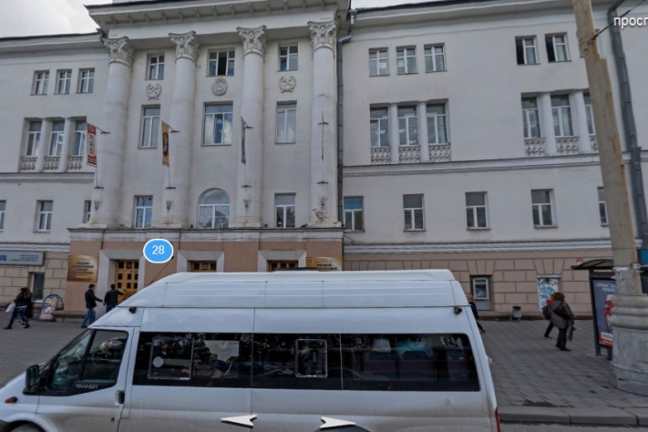 У здания обновят штукатурку и отремонтируют крышу.
У здания обновят штукатурку и отремонтируют крышу.