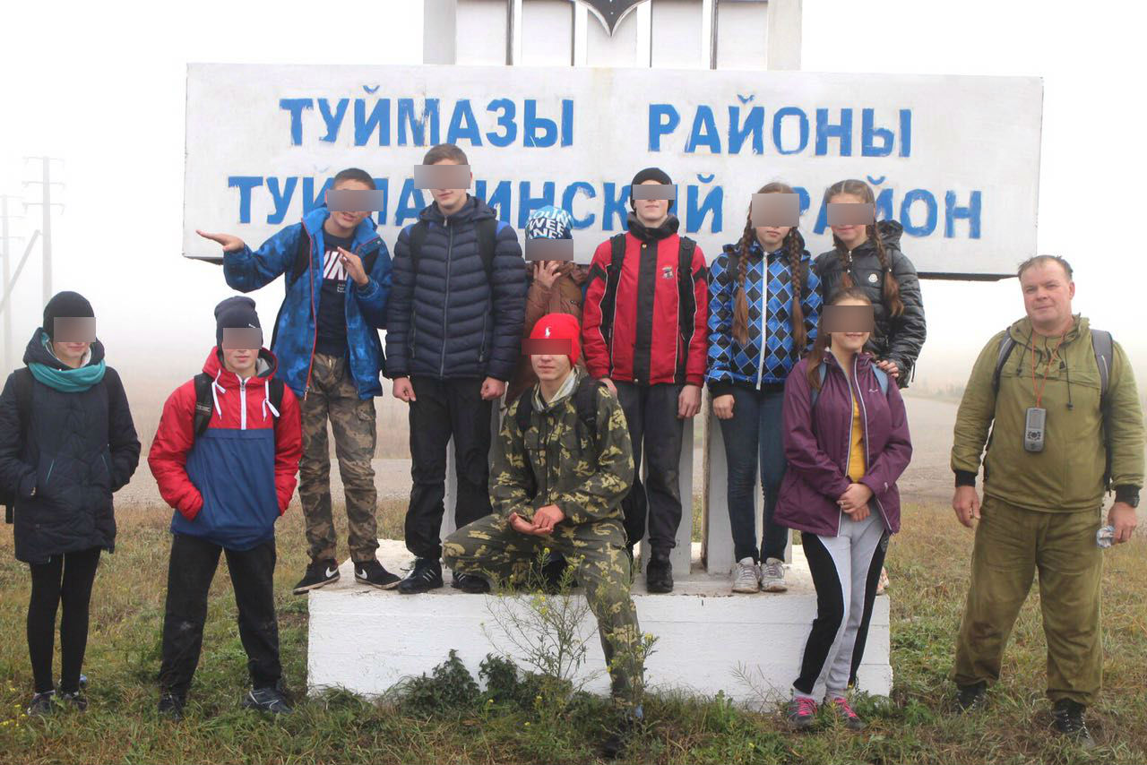 Школьники сделали снимок за мгновение до аварии. Ильяс на фото в центре Школьники сделали снимок за мгновение до аварии. Ильяс на фото в центре