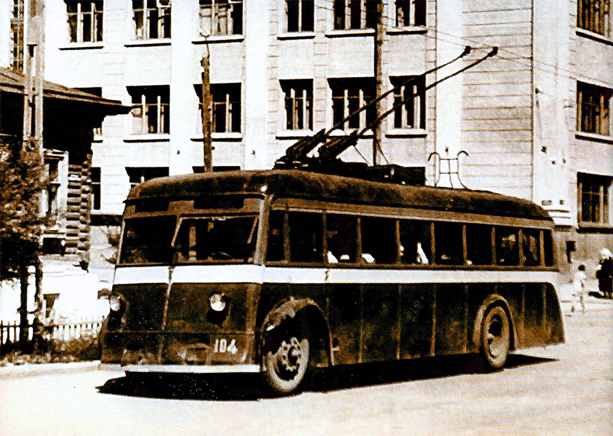 Первые троллейбусы ЯТБ были деревянными и вмещали всего 50 человек