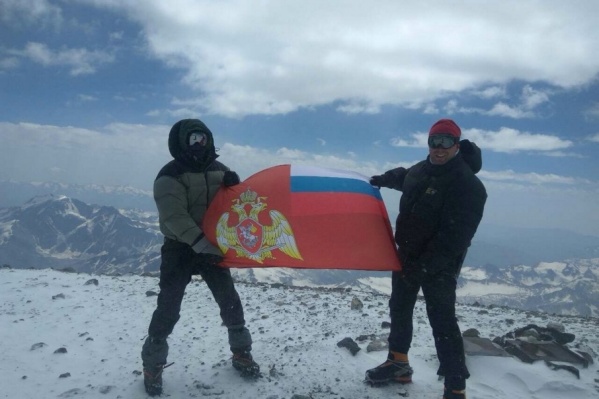 Флаг развернули под троекратное «Ура!» Флаг развернули под троекратное «Ура!»