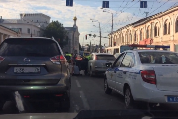 Мужчина вывалился из машины и сел на асфальт Мужчина вывалился из машины и сел на асфальт
