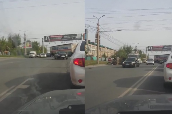 Один из легковых автомобилей перевернулся, вылетев на встречку Один из легковых автомобилей перевернулся, вылетев на встречку