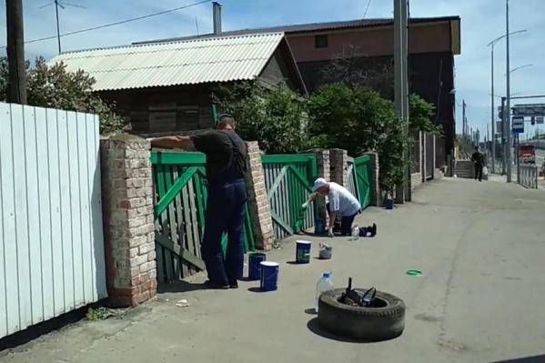 Сначала местным жителям предложили самостоятельно покрасить старые заборы Сначала местным жителям предложили самостоятельно покрасить старые заборы