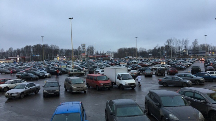 Новогоднее безумие: ярославцы устроили пробку на парковке торгового центра