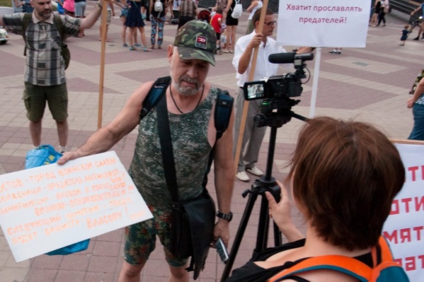 Пикеты против памятника Солженицыну в Ростове проходят под лозунгом «Хватит прославлять предателей» Пикеты против памятника Солженицыну в Ростове проходят под лозунгом «Хватит прославлять предателей»