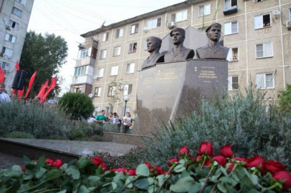 На открытии монумента побывали вдова и мать погибших героев На открытии монумента побывали вдова и мать погибших героев