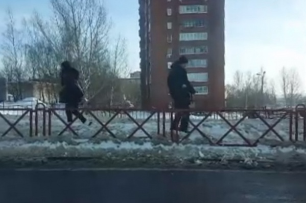 На Московском проспекте пешеходы пробираются по сугробам На Московском проспекте пешеходы пробираются по сугробам
