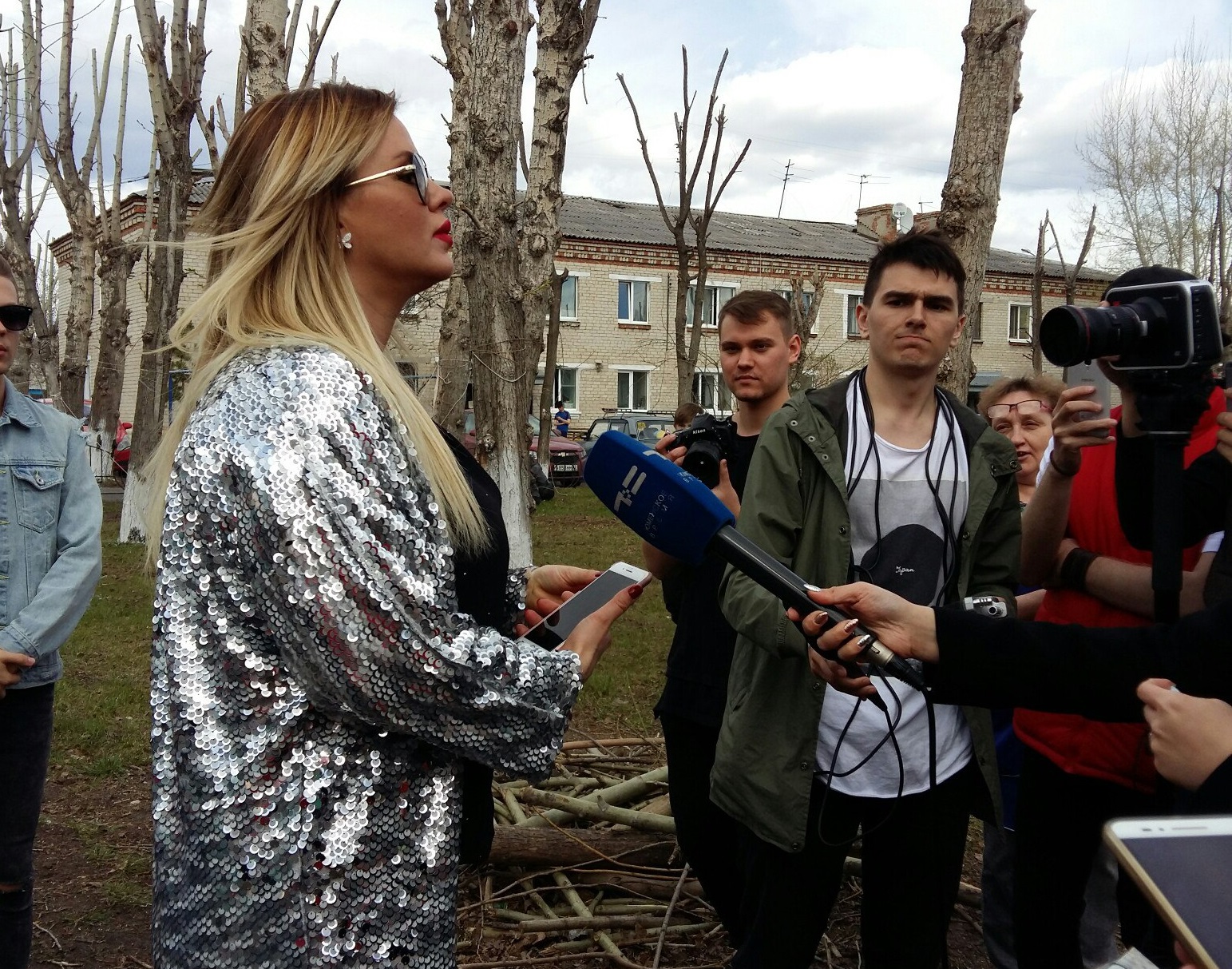 Семенович призналась, что последний раз на субботнике была еще в школе. Вместе с одноклассниками Анна собирала макулатуру.