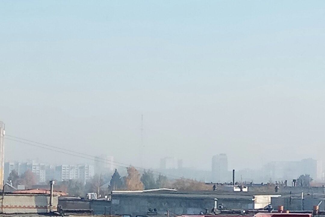 Из-за дымки не видно домов в Советском районе Из-за дымки не видно домов в Советском районе