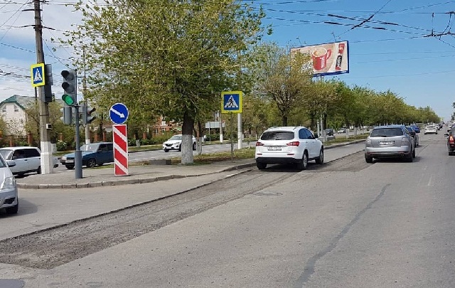 В Волгограде спустя полтора года после ремонта асфальтируют по гарантии проспект Жукова