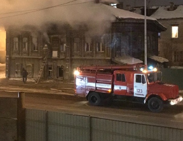 Огонь повредил второй этаж и крышу старого деревянного дома Огонь повредил второй этаж и крышу старого деревянного дома