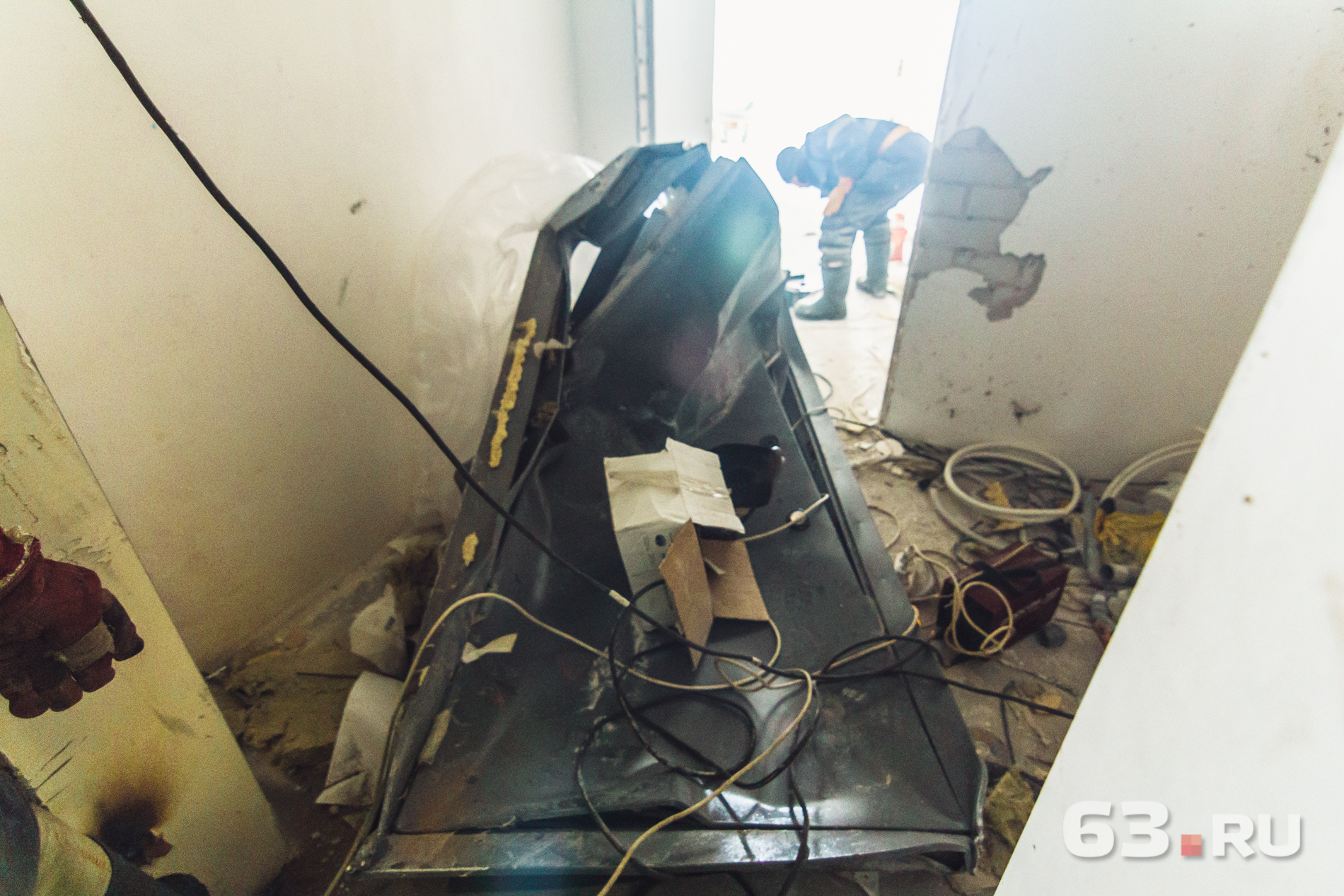 Дверь завалилась вовнутрь квартиры Дверь завалилась вовнутрь квартиры
