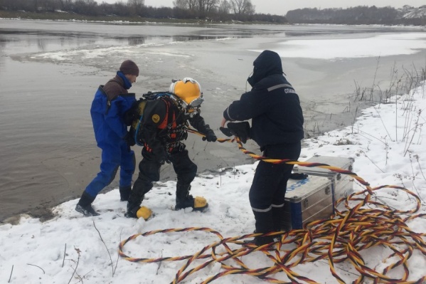 Водолазы очистили приемные камеры на Метелевской станции ото льда Водолазы очистили приемные камеры на Метелевской станции ото льда