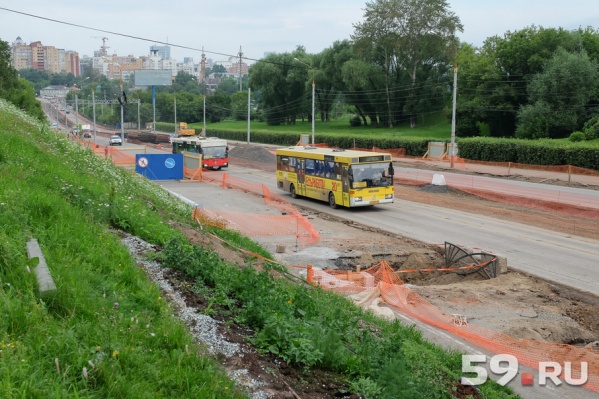 Проезд по дамбе закрыт в сторону центра города Проезд по дамбе закрыт в сторону центра города