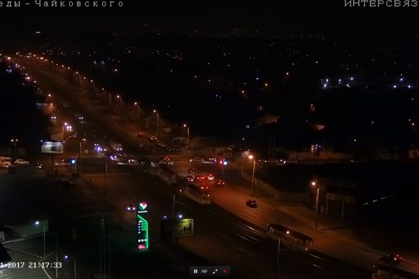 Оживлённый перекрёсток не могут проехать более десятка вагонов Оживлённый перекрёсток не могут проехать более десятка вагонов