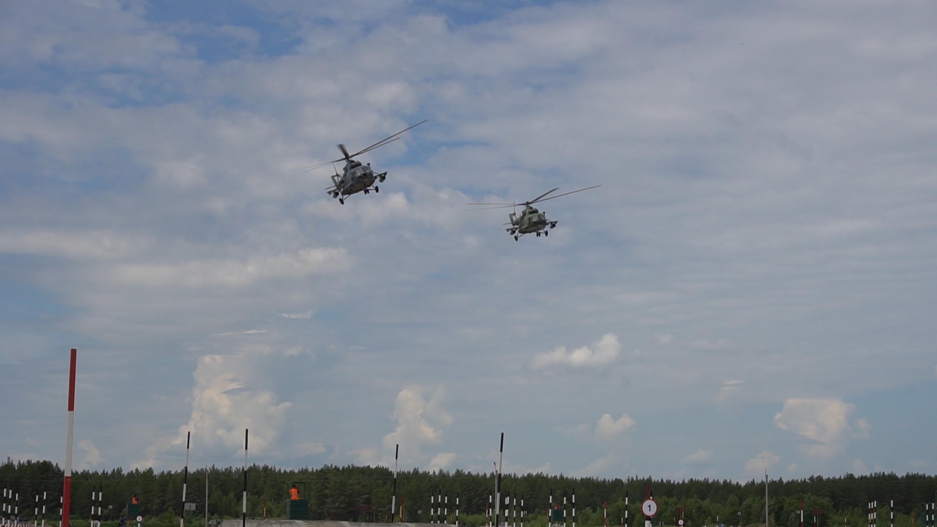 Вертолеты кружили над полигоном и «минировали» участок местности, создавая помехи саперам