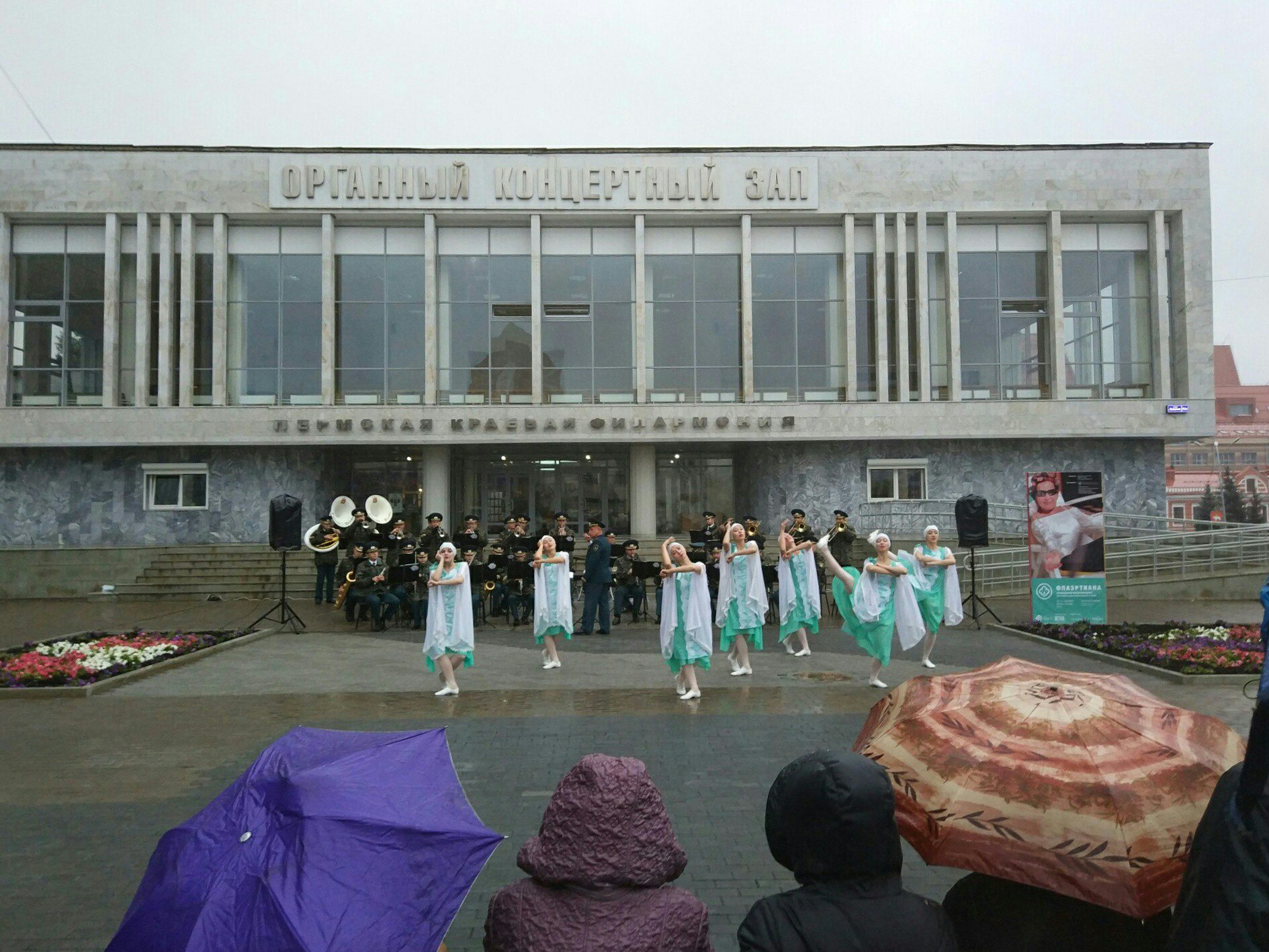 Девушки танцуют в легких платьях прямо под дождем