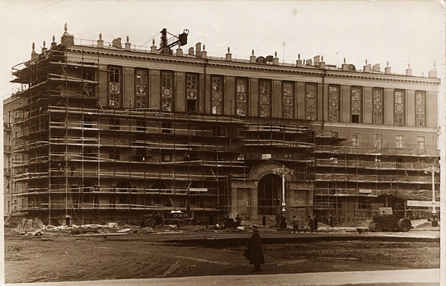 Фотография 1954 года: дом для работников ЗиКа с кинотеатром "Заря" ещё строится, на следующий год его сдали
