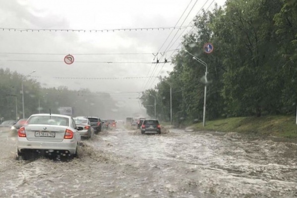 На фото: проспект Октября в районе ГДК На фото: проспект Октября в районе ГДК