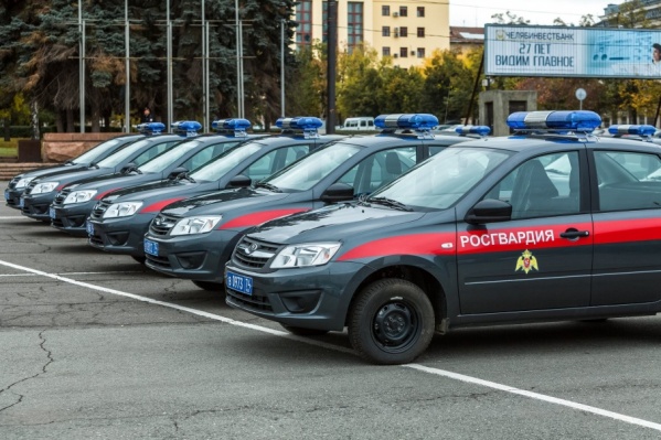 Ранее росгвардейцы колесили на машинах в «полицейской» раскраске Ранее росгвардейцы колесили на машинах в «полицейской» раскраске