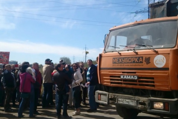Возле полигона собралось чуть больше шестидесяти человек Возле полигона собралось чуть больше шестидесяти человек