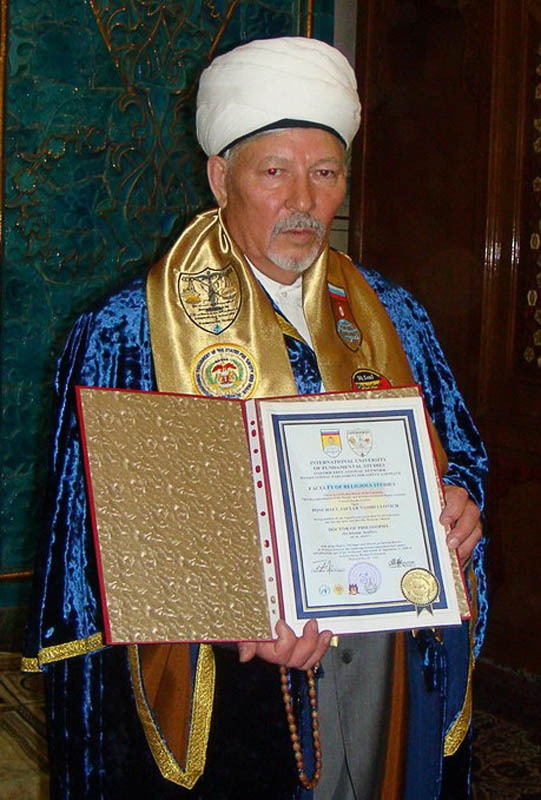 Джафар Пончаев, председатель Духовного управления мусульман Санкт-Петербурга и Северо-Западного региона России. Источник: http://mufo.ru/Diploma-Holders-2009.htm