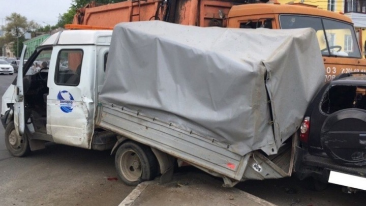 Устроил автокегельбан: КАМАЗ без тормозов смял 10 автомобилей около Южного моста