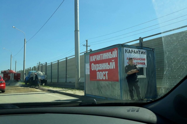Сотрудники поста досматривают все проезжающие по мосту автомобили с животноводческой продукцией Сотрудники поста досматривают все проезжающие по мосту автомобили с животноводческой продукцией