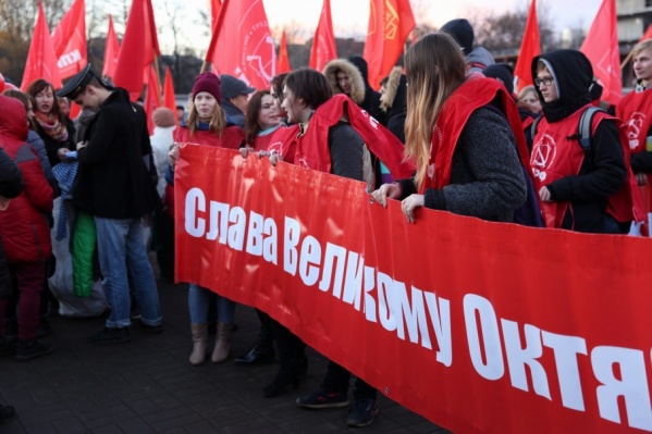 Все, кто пришёл на митинг КПРФ, могли получить красные манишки Все, кто пришёл на митинг КПРФ, могли получить красные манишки