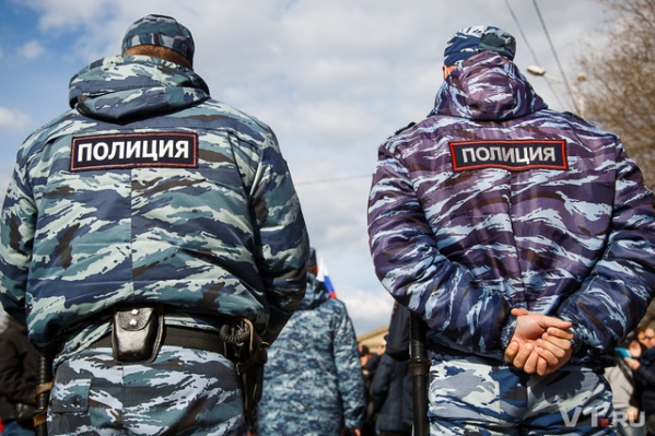 Сейчас мстительный гражданин объясняет свой поступок полицейским Сейчас мстительный гражданин объясняет свой поступок полицейским