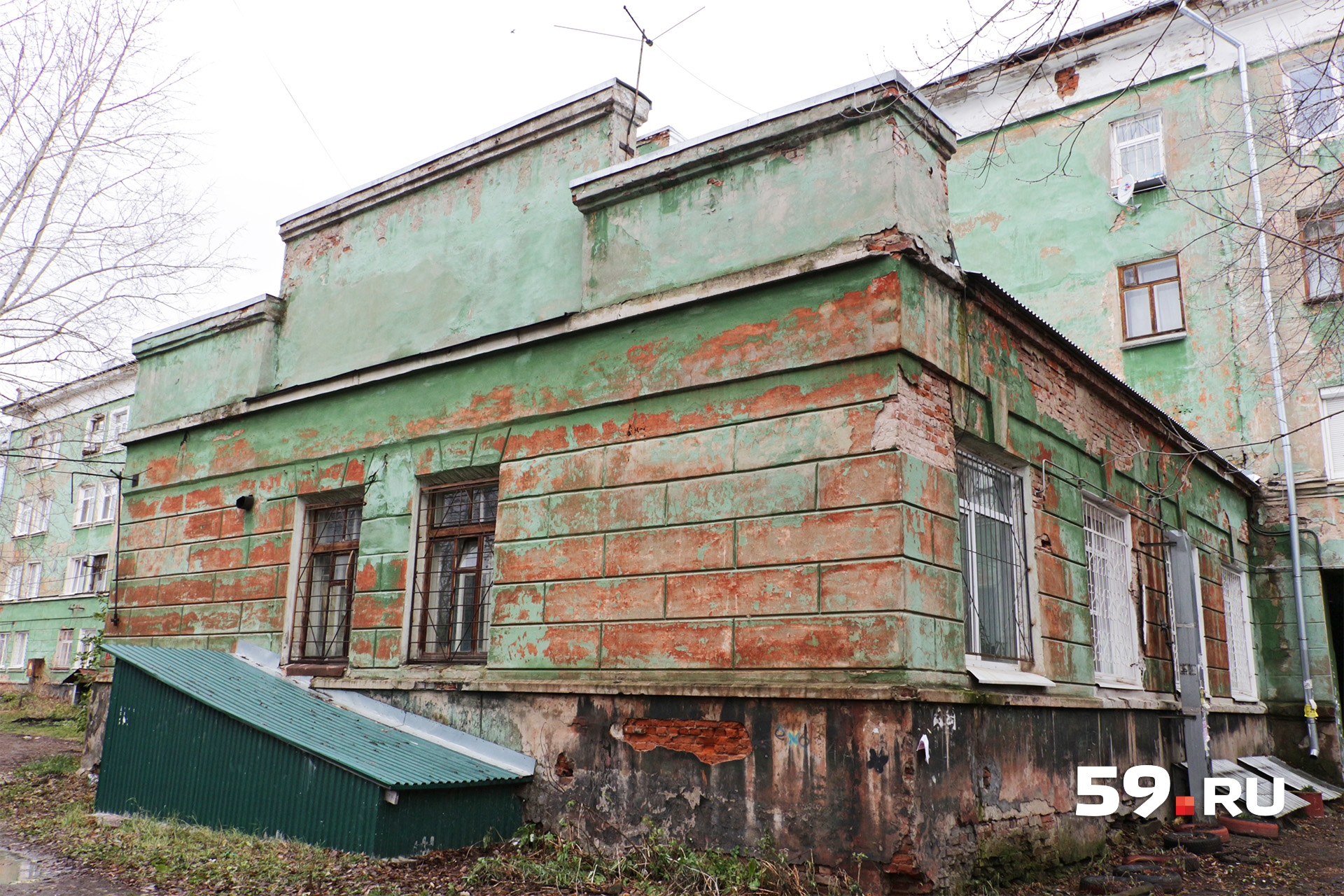 С другой стороны двора стоит одноэтажный пристрой С другой стороны двора стоит одноэтажный пристрой