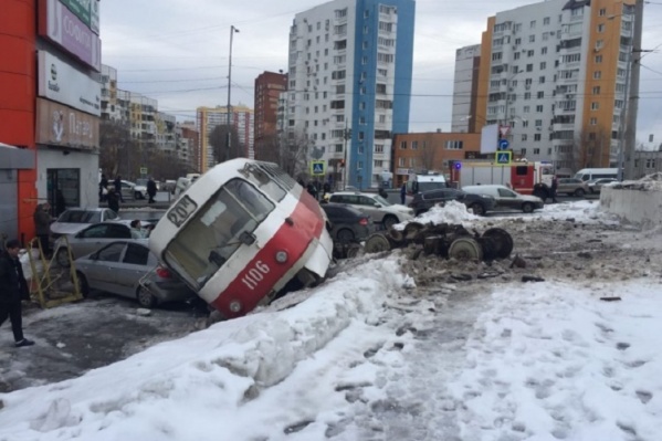 Вагон вынесло на парковку около ТЦ Вагон вынесло на парковку около ТЦ