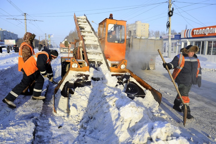 Коммунальщику не понравилось излишнее любопытство случайного прохожего Коммунальщику не понравилось излишнее любопытство случайного прохожего