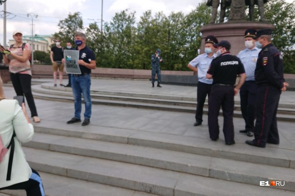 Мужчину с плакатом пытались задержать Мужчину с плакатом пытались задержать