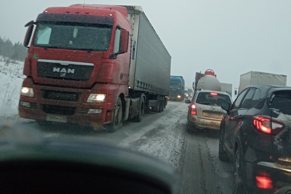 Такая ситуация сейчас на трассе в районе Кропачёво Такая ситуация сейчас на трассе в районе Кропачёво