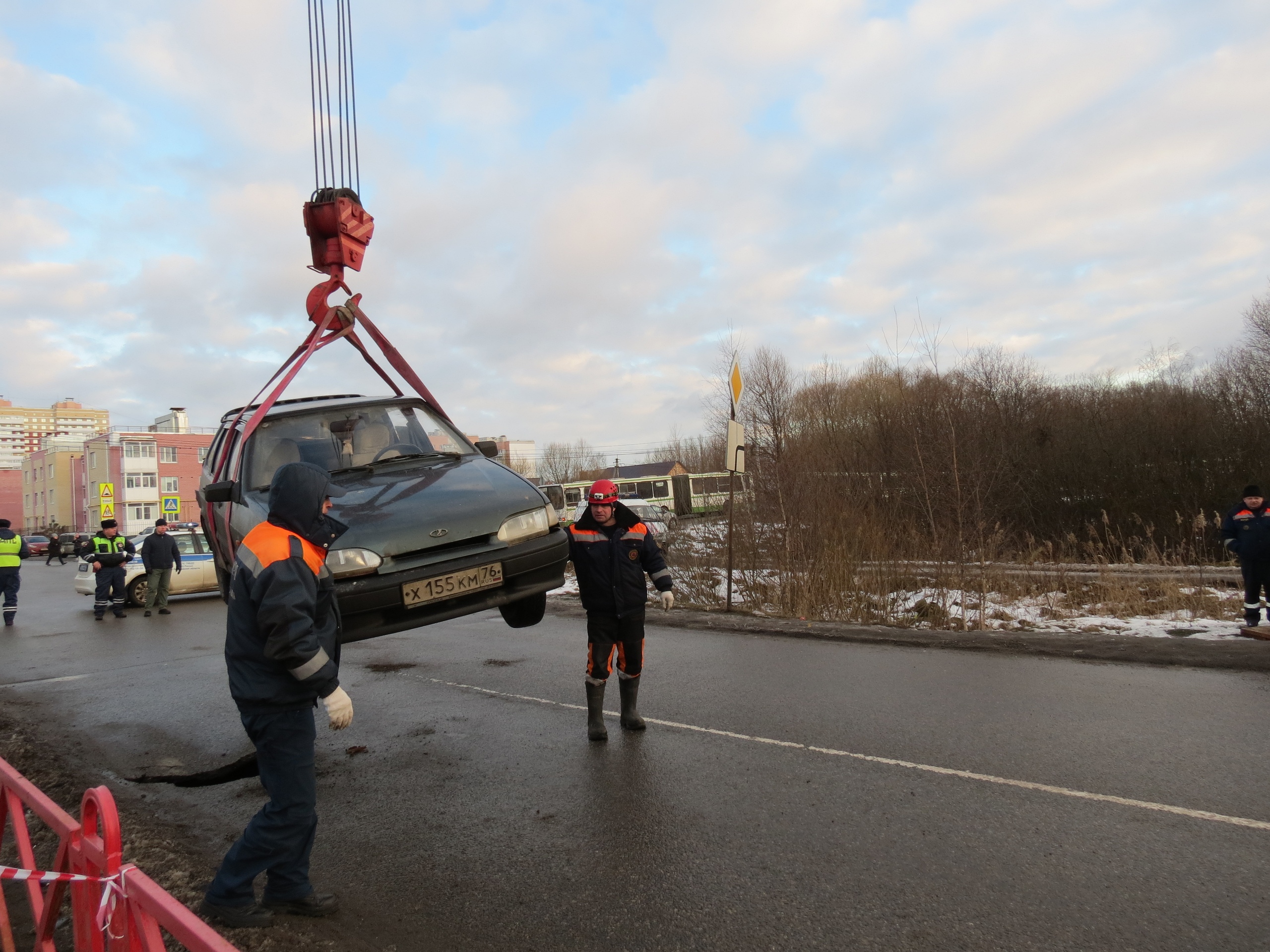 Подвесили над дорогой: как доставали автомобиль, под которым провалился асфальт. Фото от спасателей