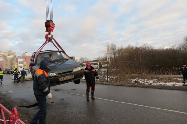 Автомобиль из ямы доставали спасатели с помощью крана Автомобиль из ямы доставали спасатели с помощью крана