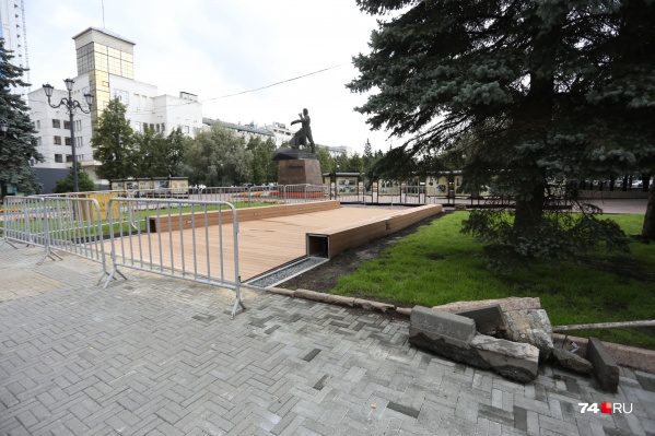Деревянный настил должен быть готов к сдаче сегодня Деревянный настил должен быть готов к сдаче сегодня