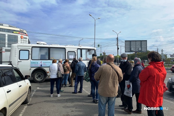 К мобильным центрам выстраивались очереди К мобильным центрам выстраивались очереди
