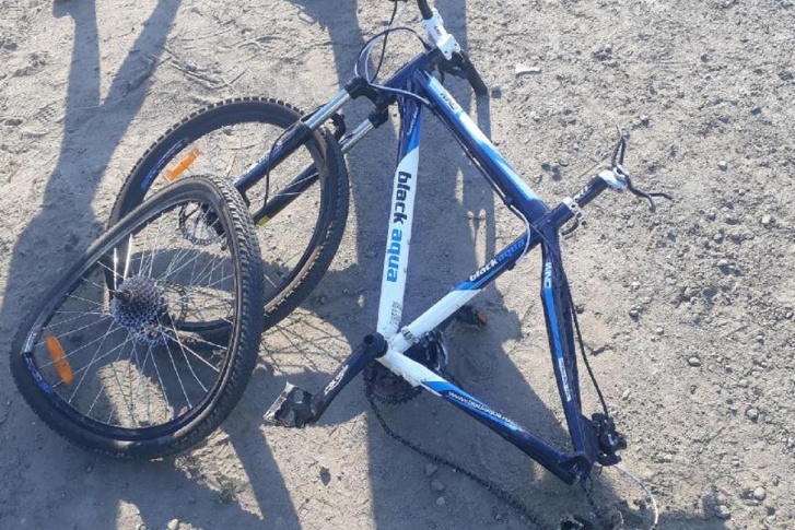 Велосипед, с которым шла девушка, сильно пострадал во время аварии