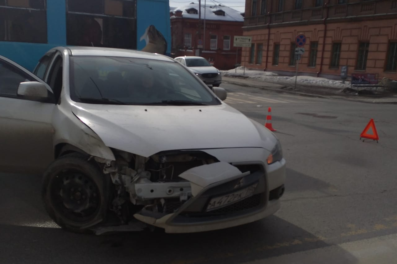 Водитель Mitsubishi пыталась повернуть налево Водитель Mitsubishi пыталась повернуть налево