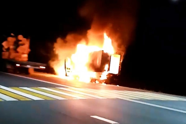 Пламя сильно повредило автомобиль по всей площади Пламя сильно повредило автомобиль по всей площади
